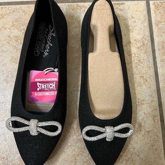 Cleo’s Skechers black flat shoes - Picture 5 of 6